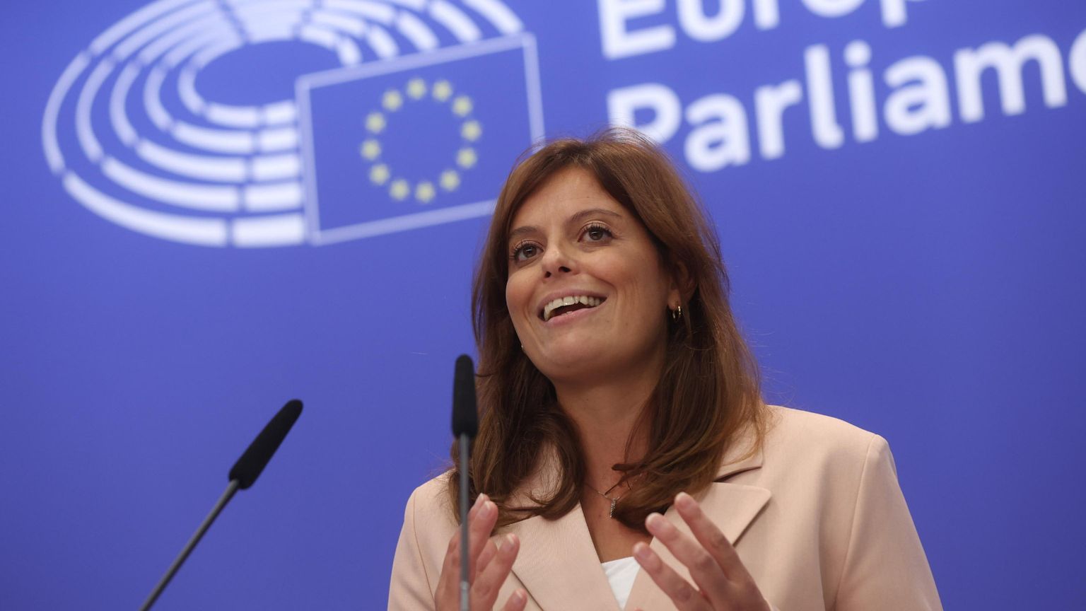 Ilaria Salis durante un'intervista al Parlamento europeo