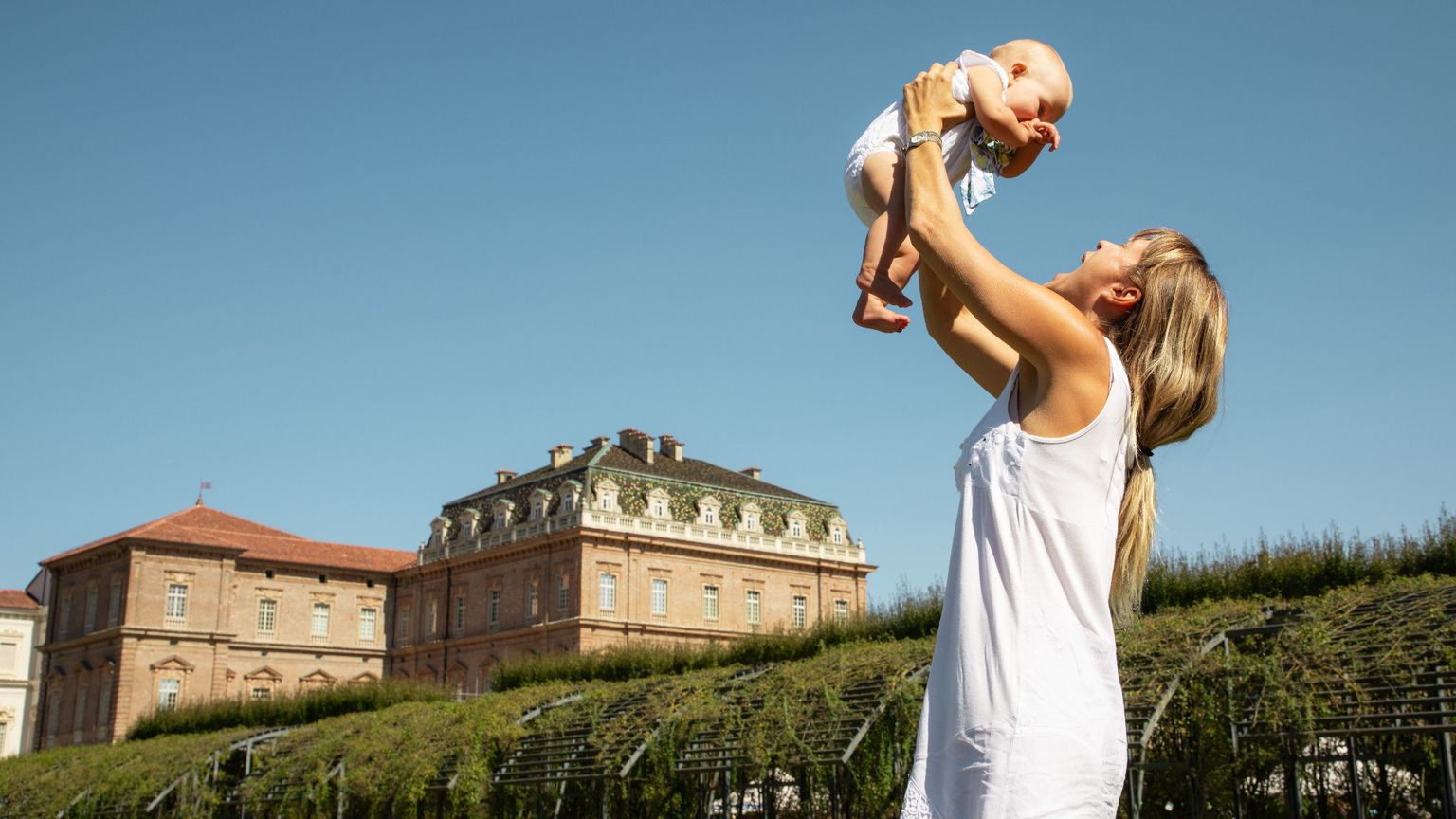 Una mamma con la sua bimba alla Reggia Venaria di Torino in occasione della Festa della nascita