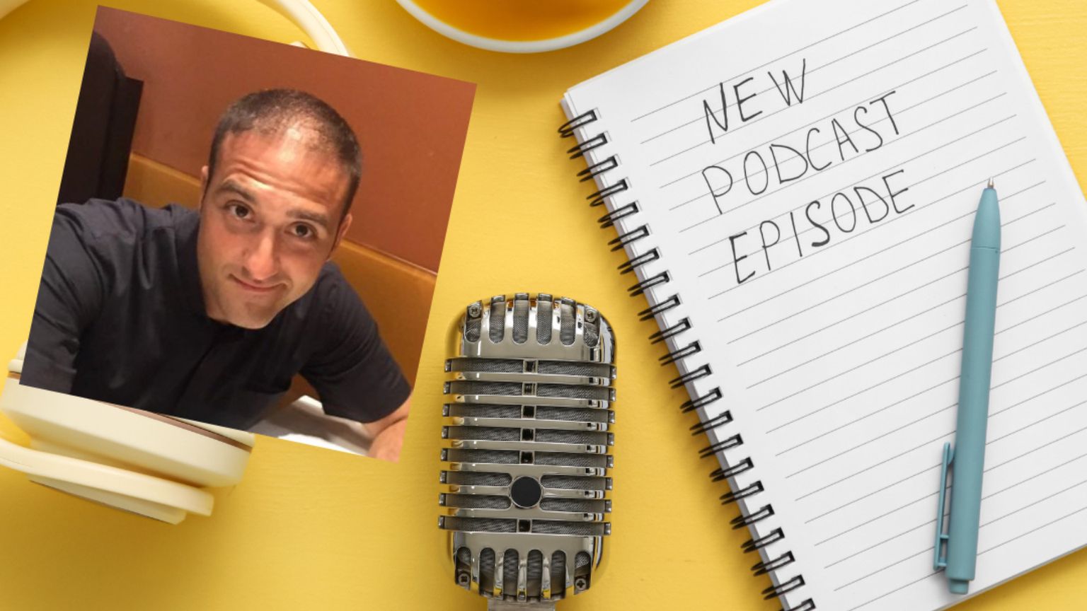 Cuffie, microfono e un quaderno sono pronti per la registrazione di un nuovo episodio di un podcast, accompagnati da una tazza di caffè