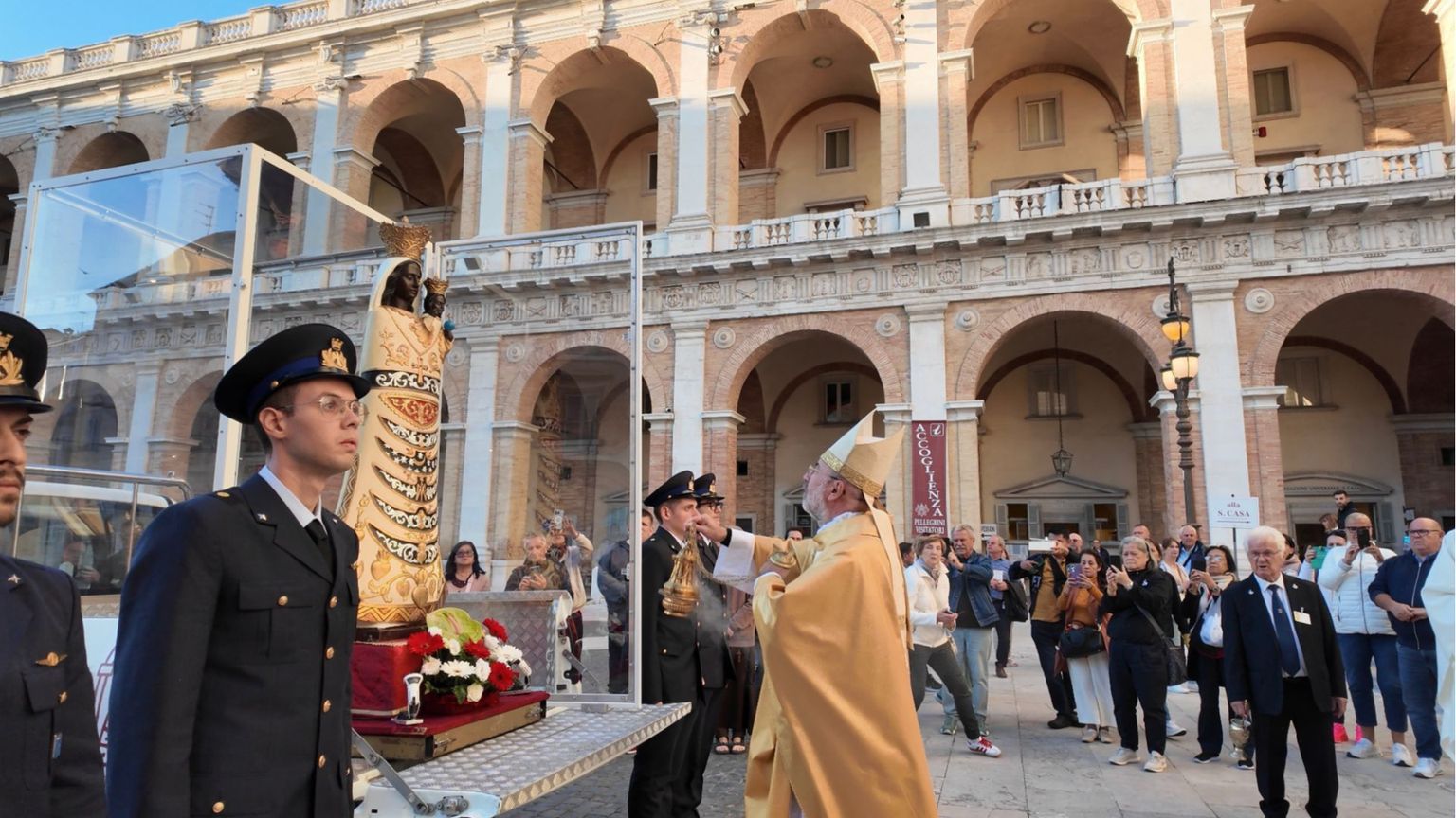 La Madonna pellegrina di Loreto in cammino verso la Città eterna