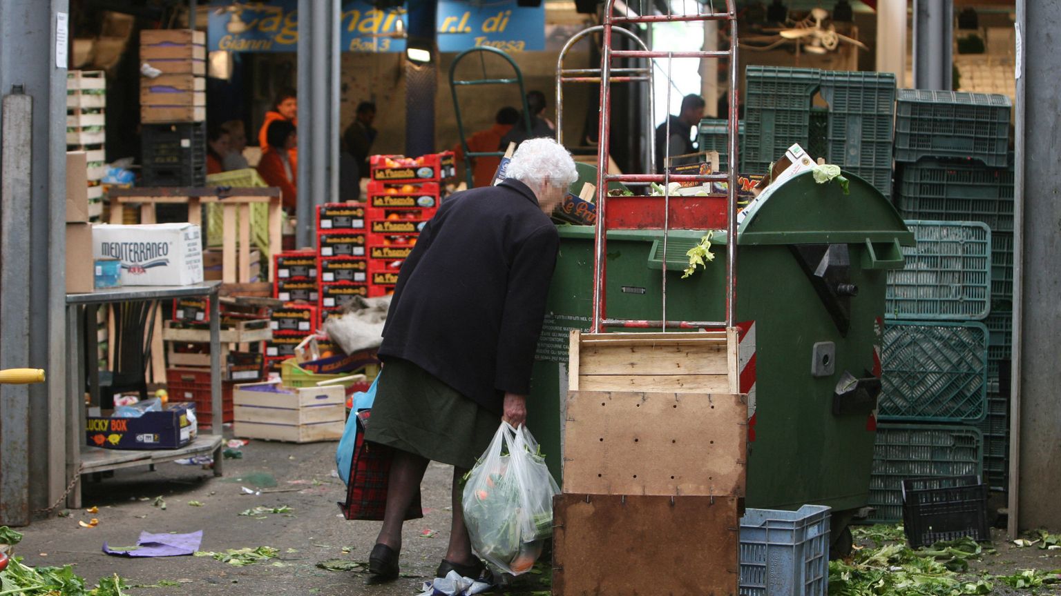 Un'anziana signora a Roma nel mercato rionale di Val Melaina