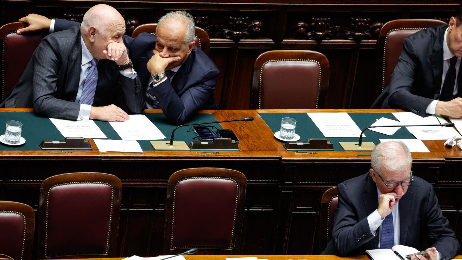 Nell'immagine il ministro Nordio, il ministro Piantedosi e il sottosegretario Mantovano seduti ai banchi del governo durante la votazione