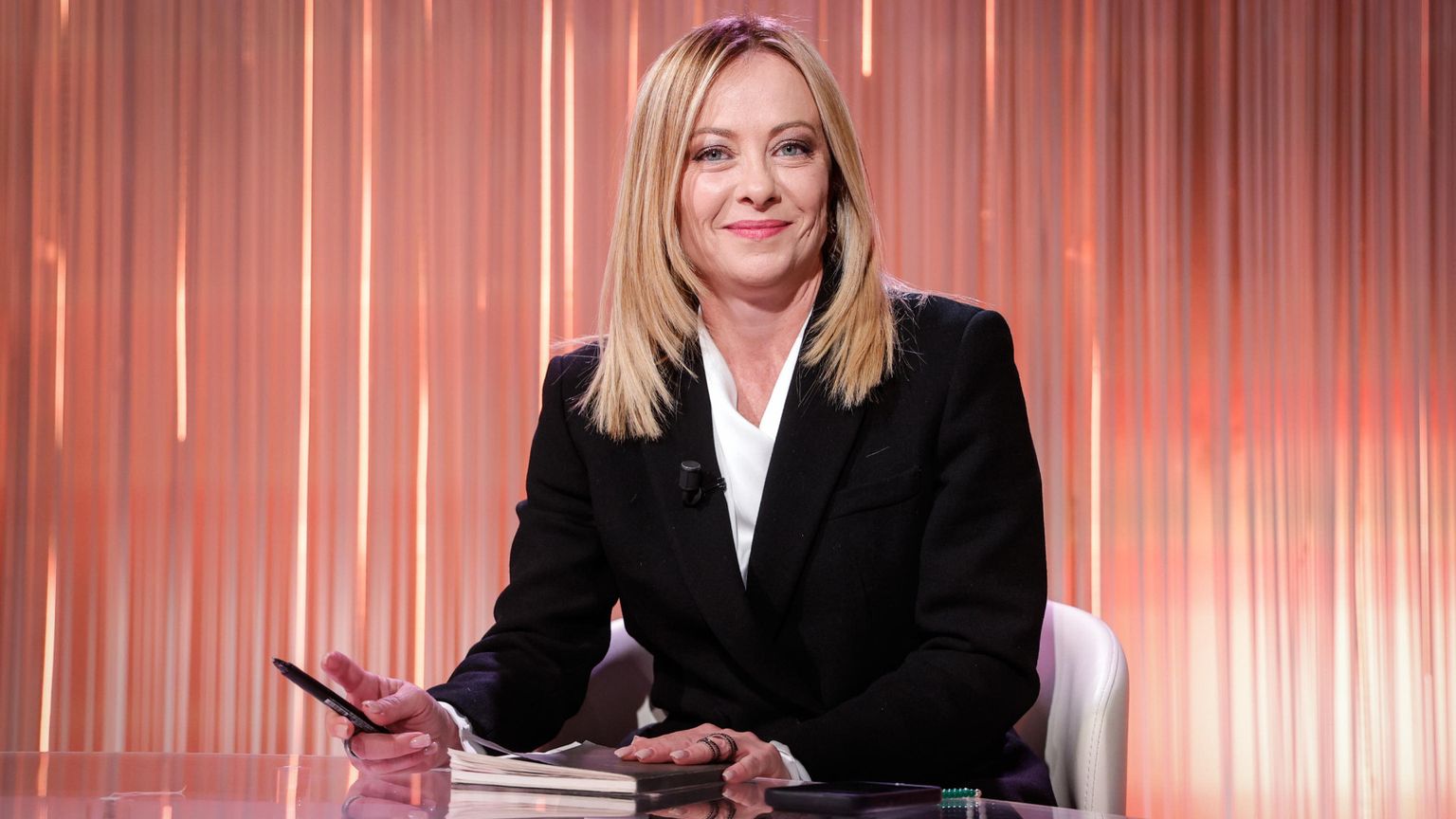 Nell'immagine un fotogramma della trasmissione RAI "Cinque minuti” il 7 ottobre con Giorgia Meloni