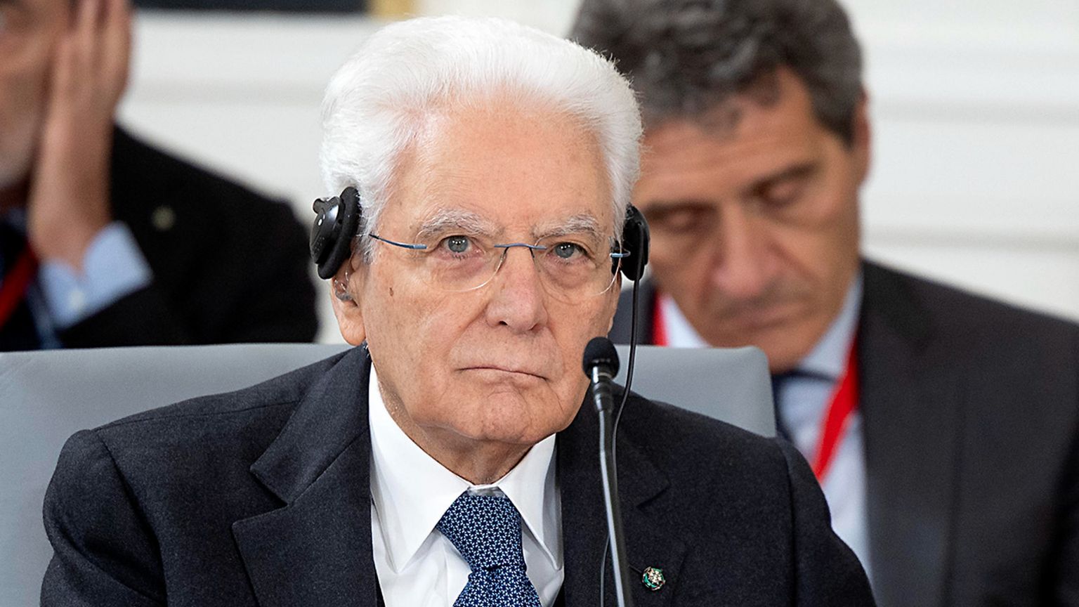 Nella foto una immagine del capo dello Stato italiano seduto al tavolo della conferenza