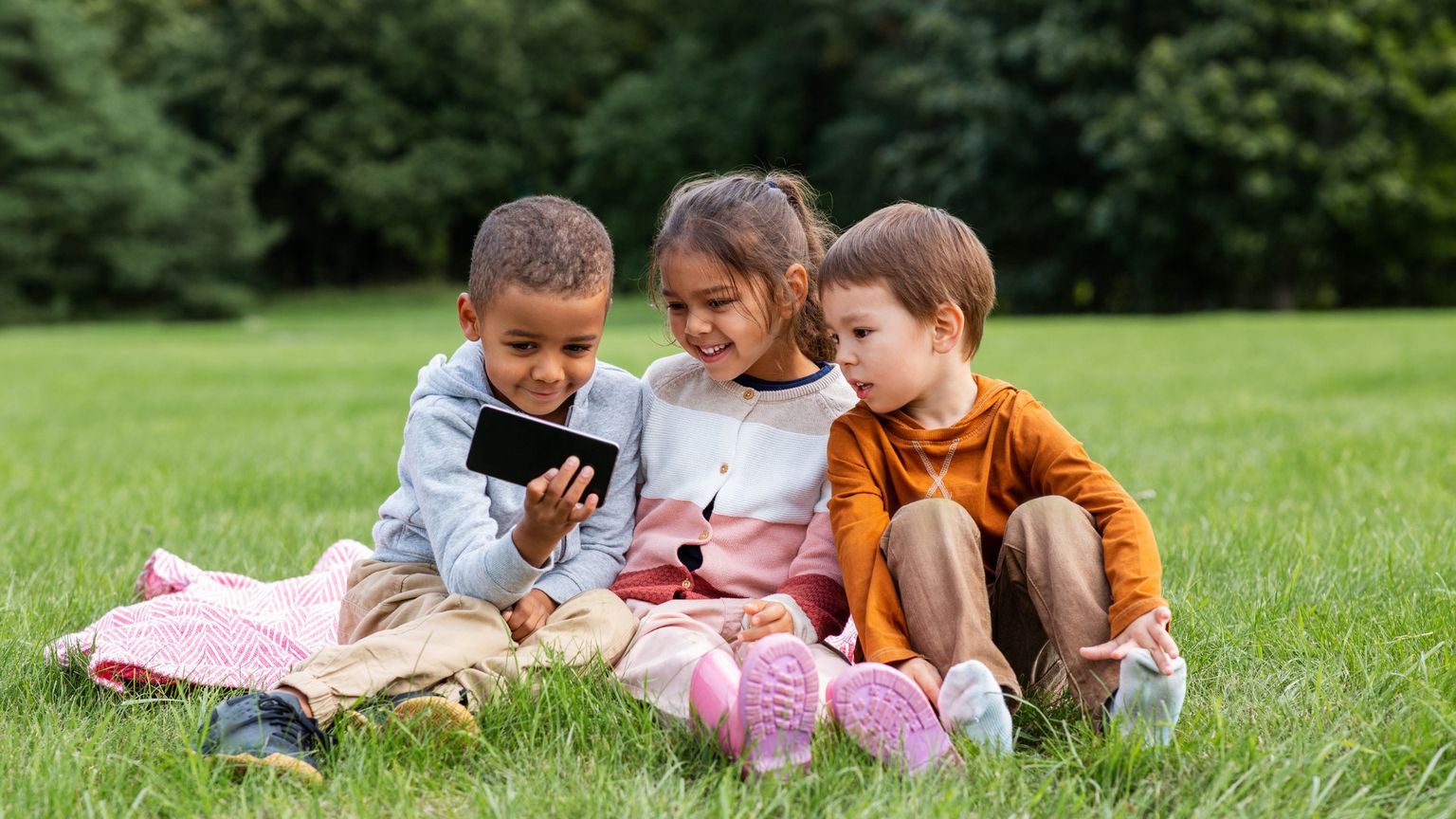 Sì al divieto di social ai ragazzi. Si faccia come col fumo