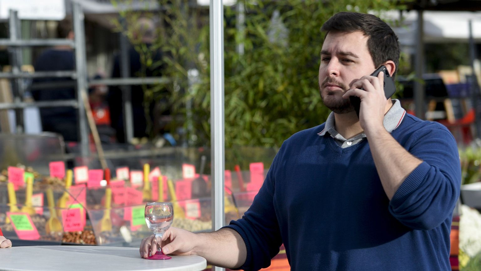 Un uomo risponde al telefono