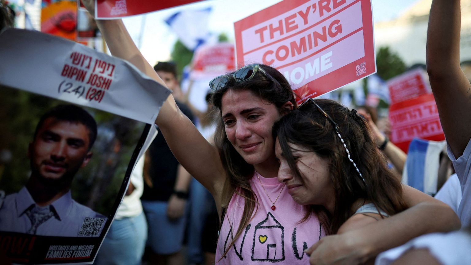 Tel Aviv, abbracci e lacrime per gli ostaggi: il racconto