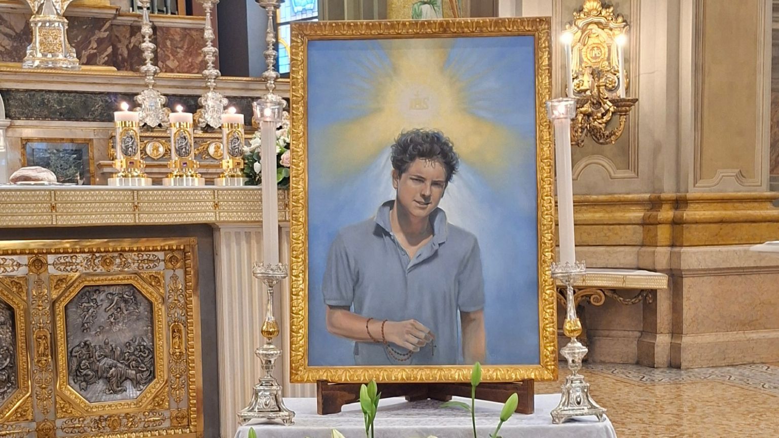 «Ciao Carlo, amico mio e di Dio...»: diecimila pellegrini nella parrocchia di Acutis