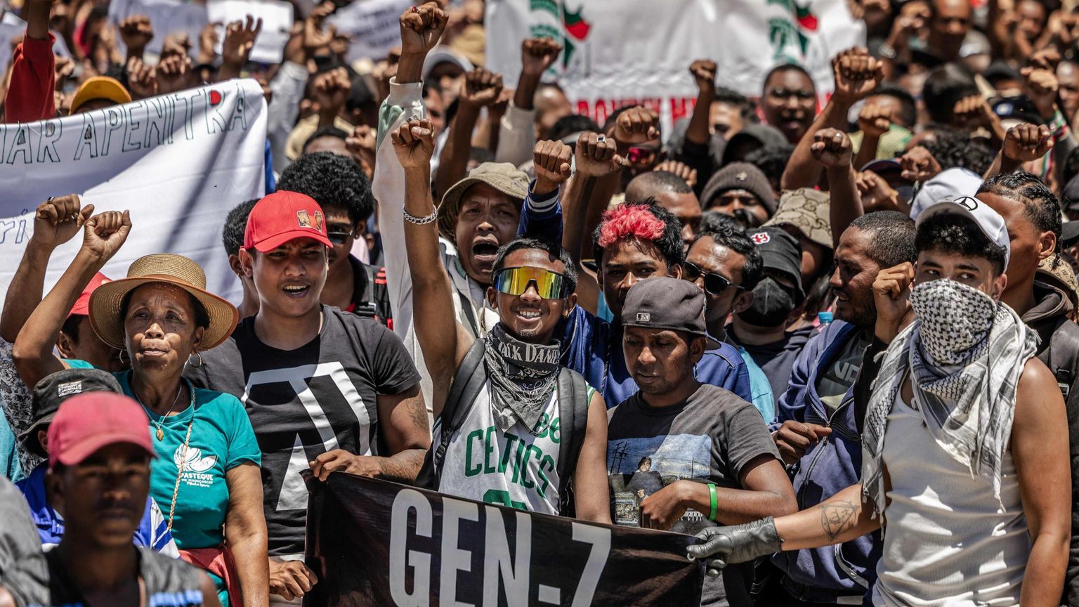 I ragazzi esultano in piazza ad Antananarivo
