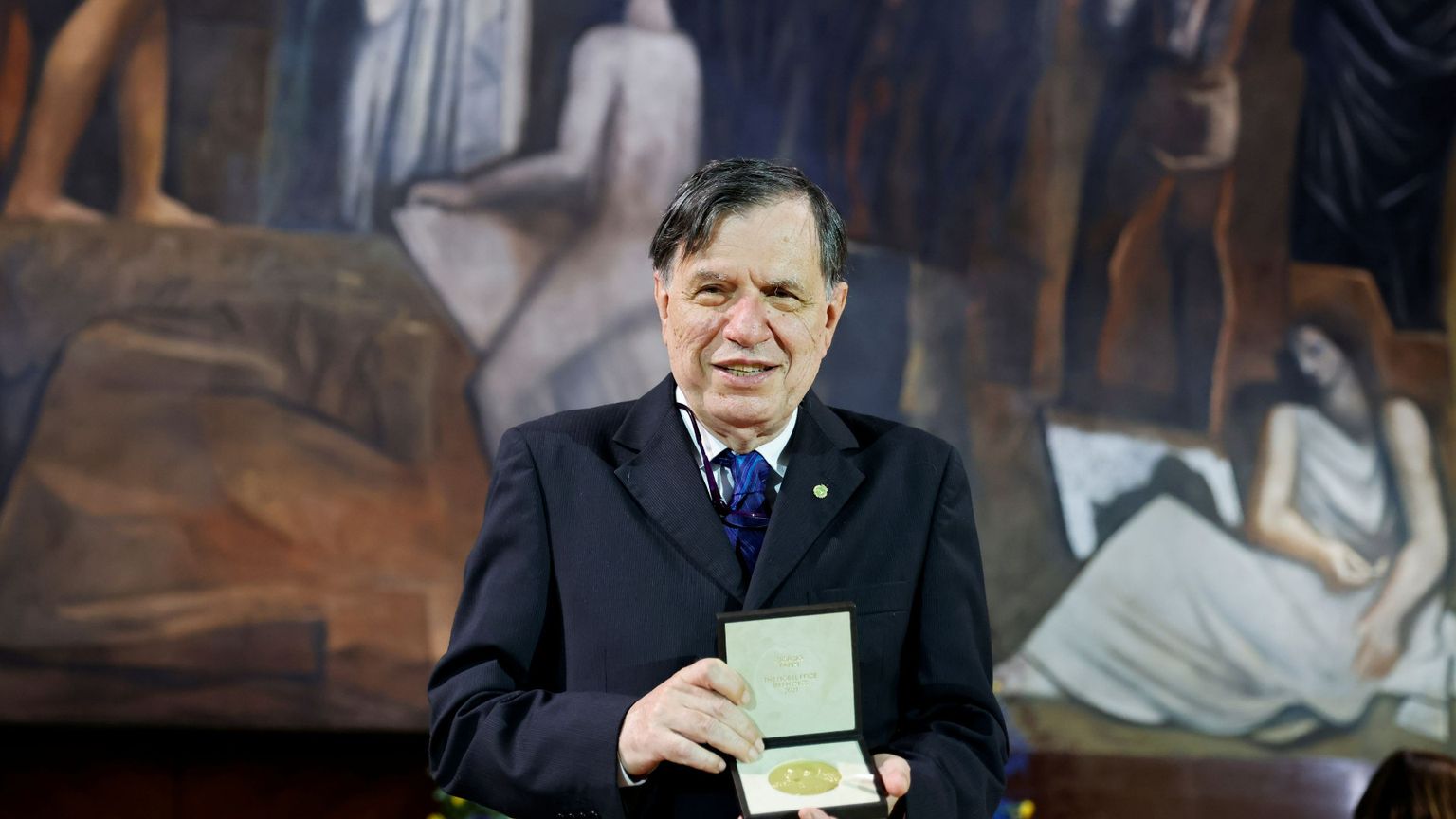 Nella foto un primo piano dello scienziato Giorgio Parisi mentre riceve il nobel per la fisica