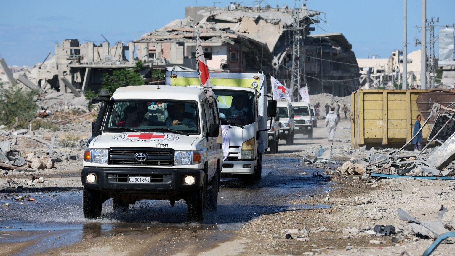 Un convoglio della Croce Rossa internazionale trasporta le salme degli ostaggi israeliani consegnati dai miliziani di Hamas nella zona di Khan Yunis