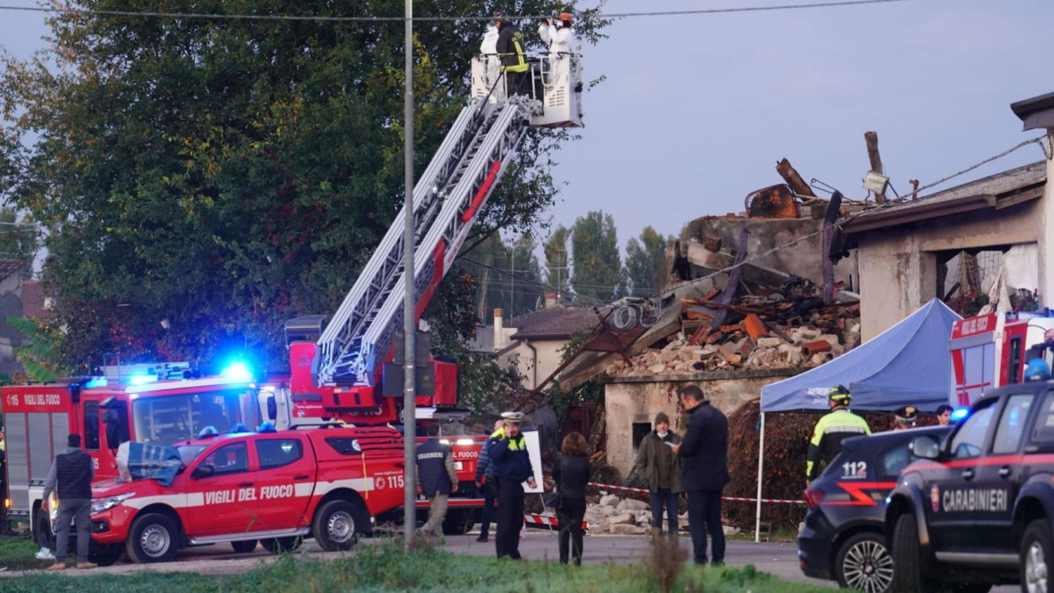 Gas nel casolare per resistere allo sgombero, la tragedia dei tre carabinieri