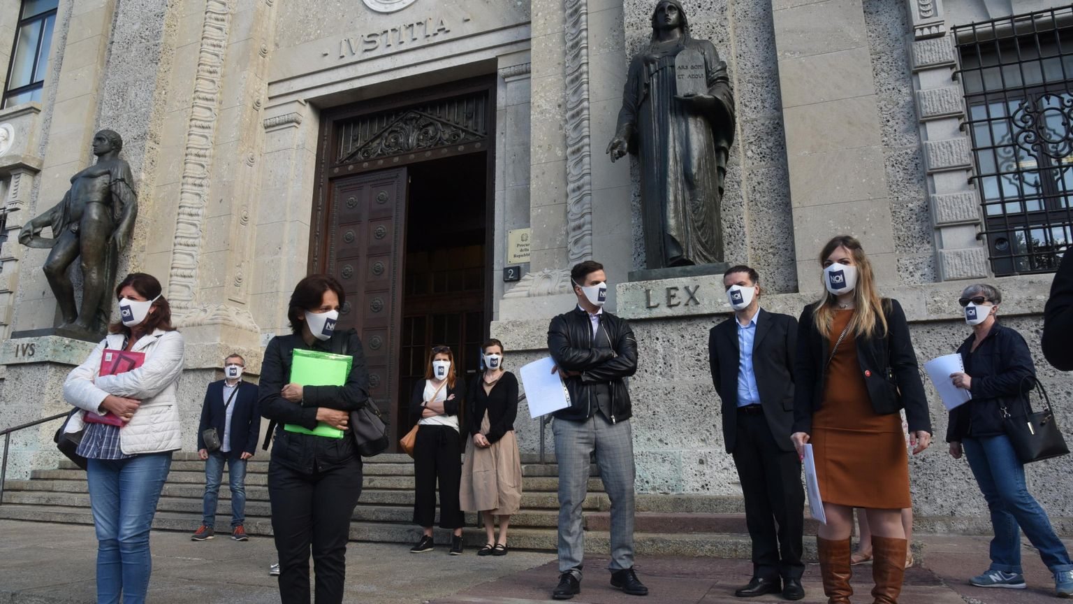 I parenti delle vittime fuori dalla Procura di Bergamo durante il Denuncia Day, il 10 giugno 2020