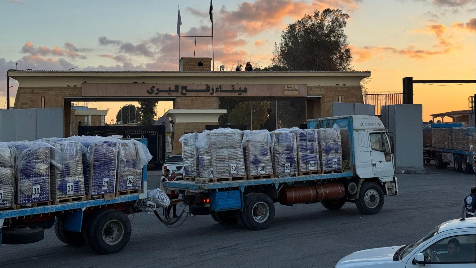 Camion di aiuti umanitari al valico di Rafah