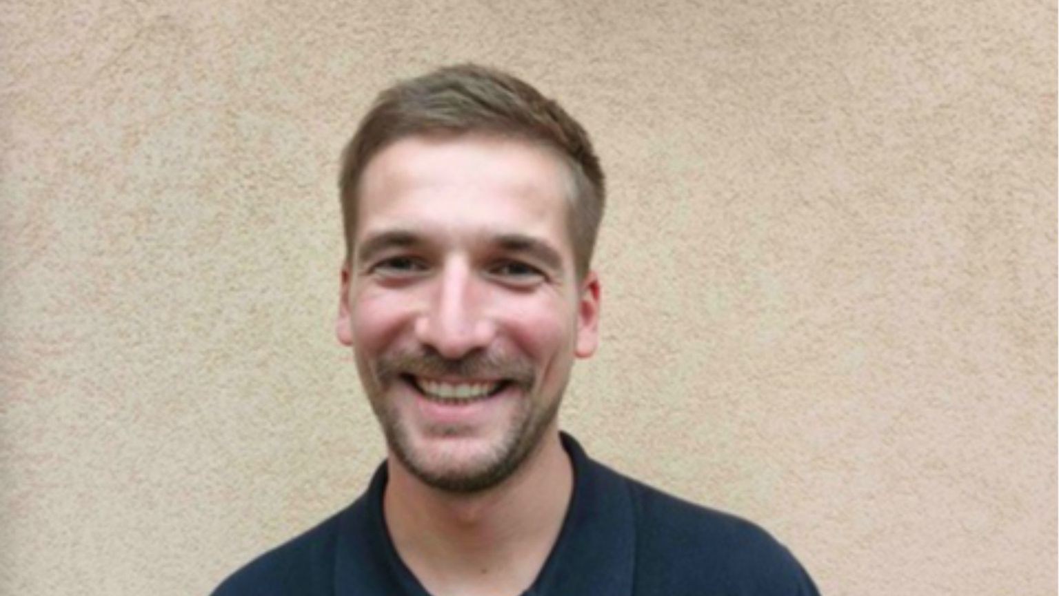 Marco Tavčar ha 28 anni e può dire di aver iniziato una seconda vita: nell’estate 2024 durante una partita di calcio il suo cuore si è fermato ma poi ha ripreso a battere grazie ai soccorsi tempestivi