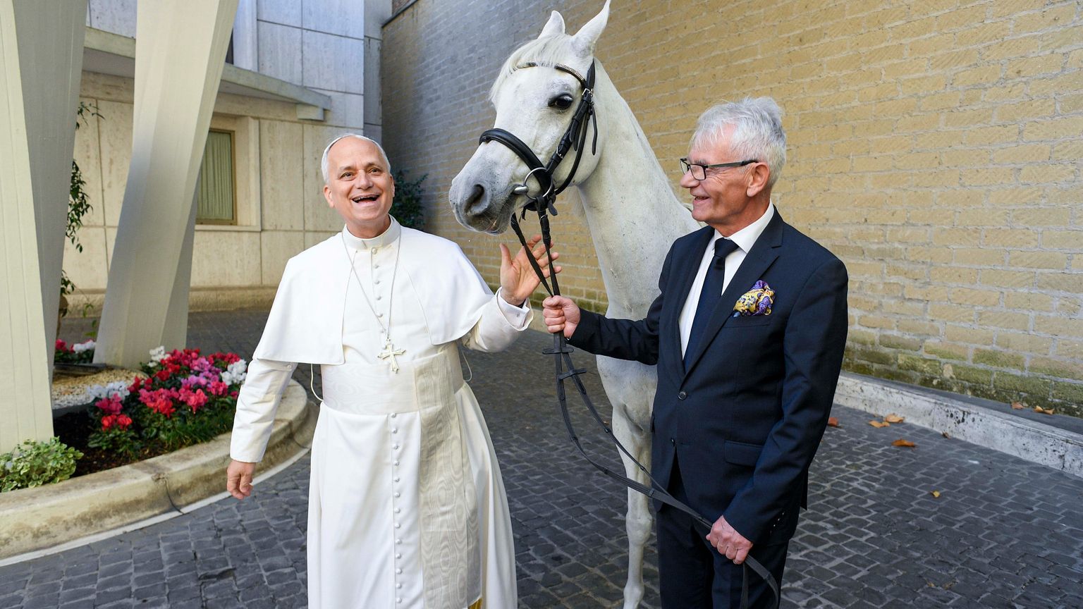 La storia di Proton, il cavallo bianco che è stato regalato a Leone XIV