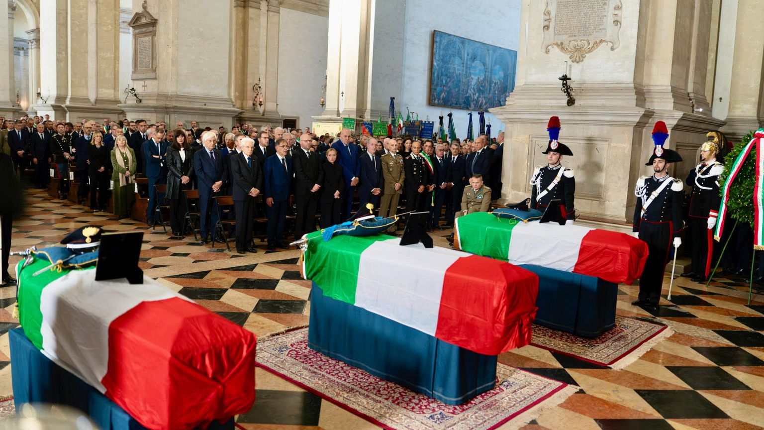 «Hanno servito il bene comune». L'ultimo omaggio ai carabinieri