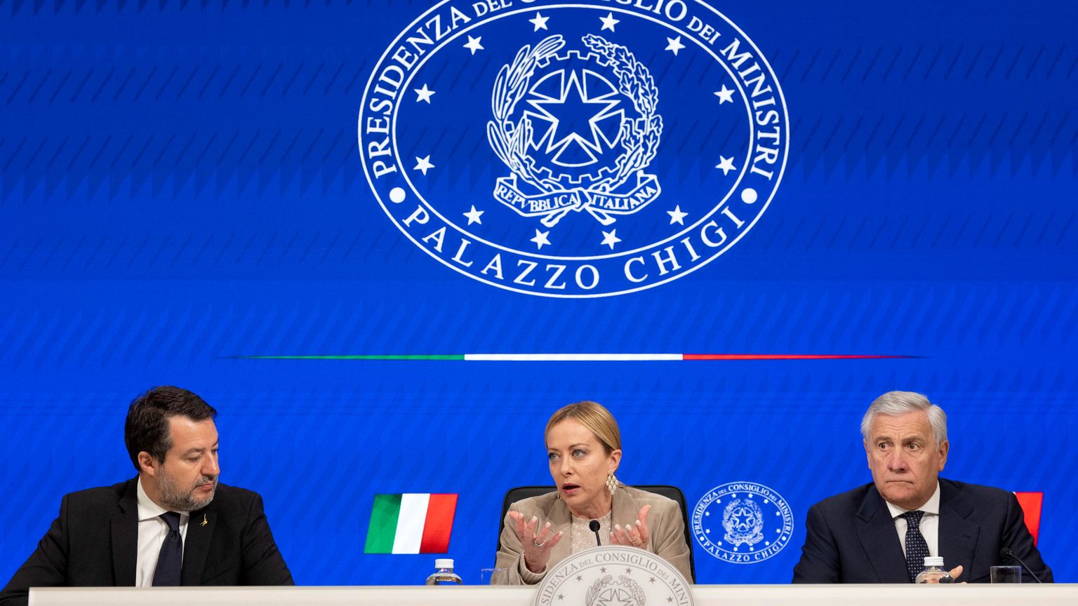 Una foto, tre leader e (solo) due domande