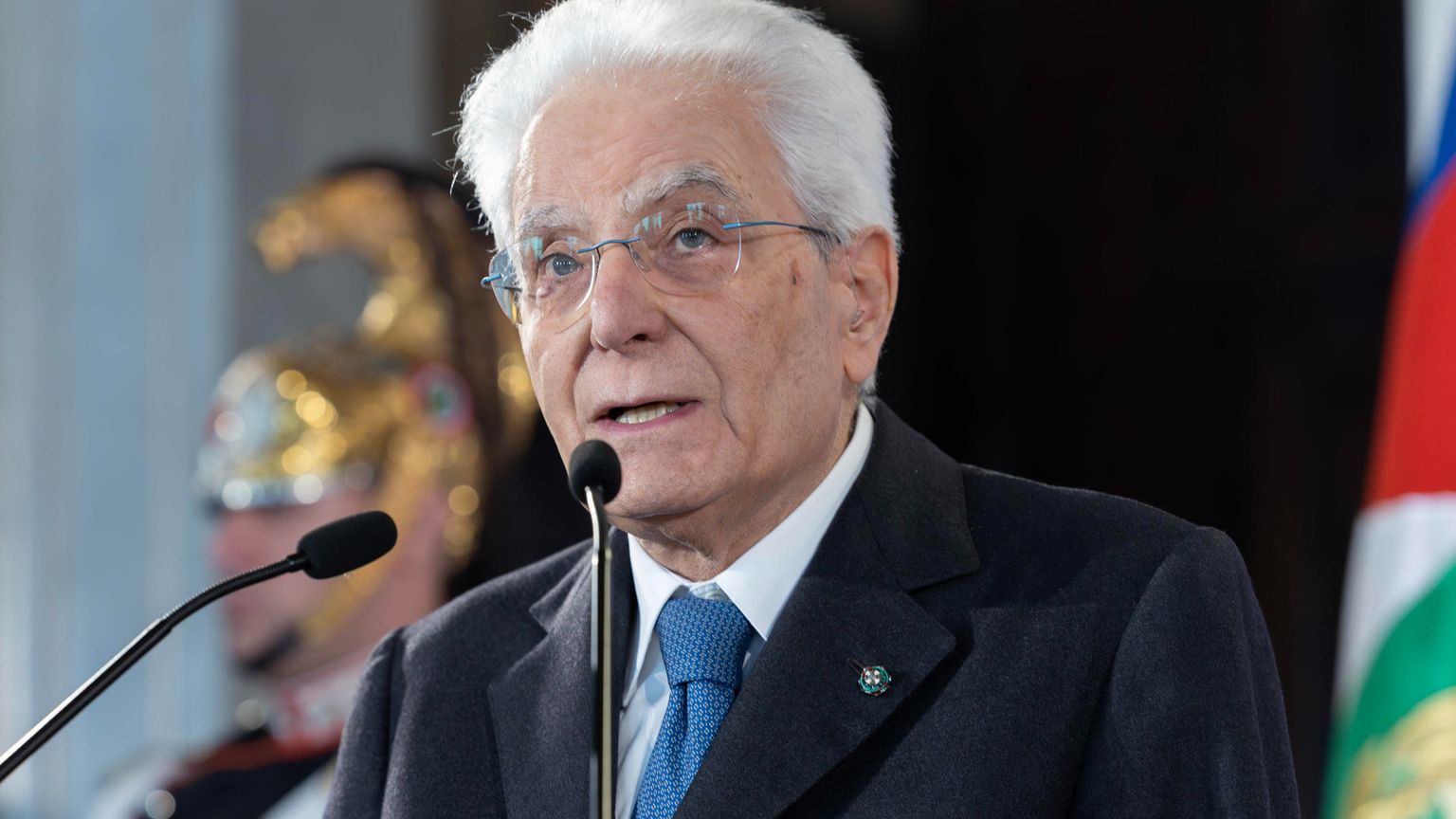 Salari e contratti-pirata, allarme di Mattarella
