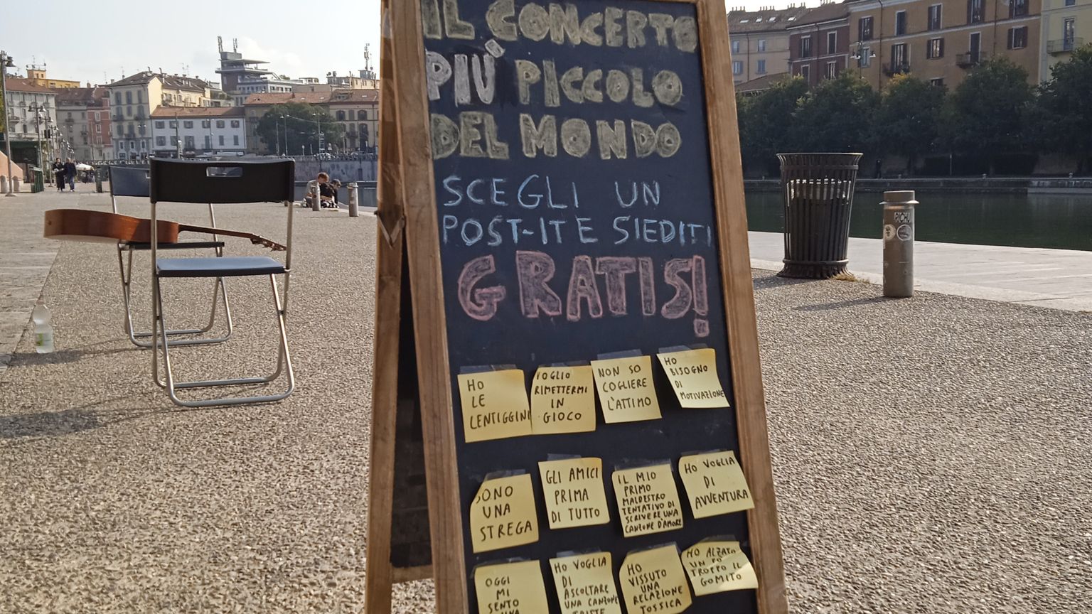 Il concerto piccolo e intimo del cantautore sui Navigli