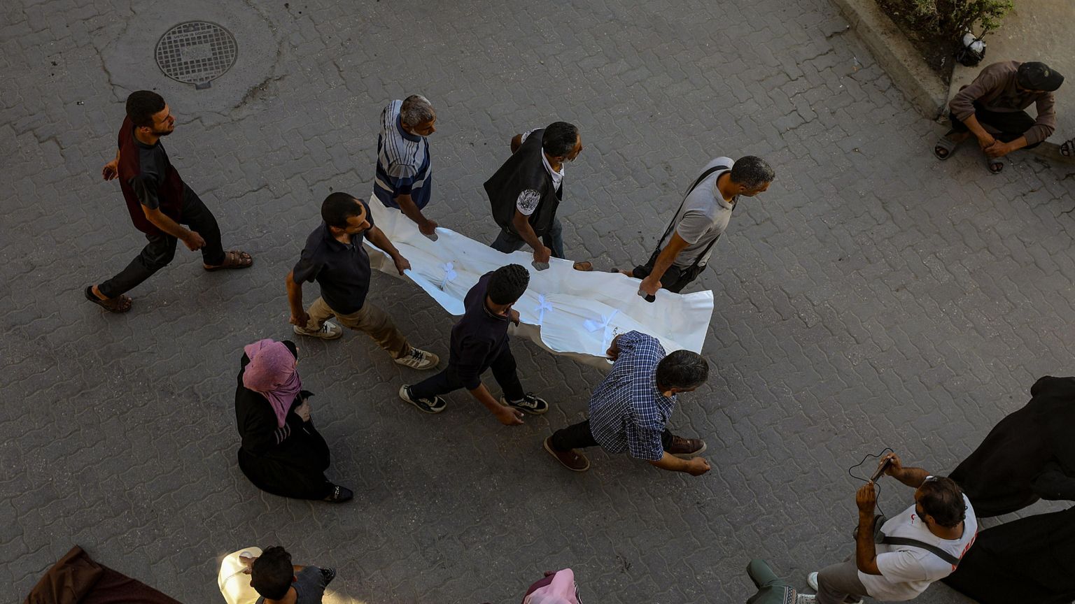 Tregua di sangue a Gaza: colpito bus di sfollati, 9 morti