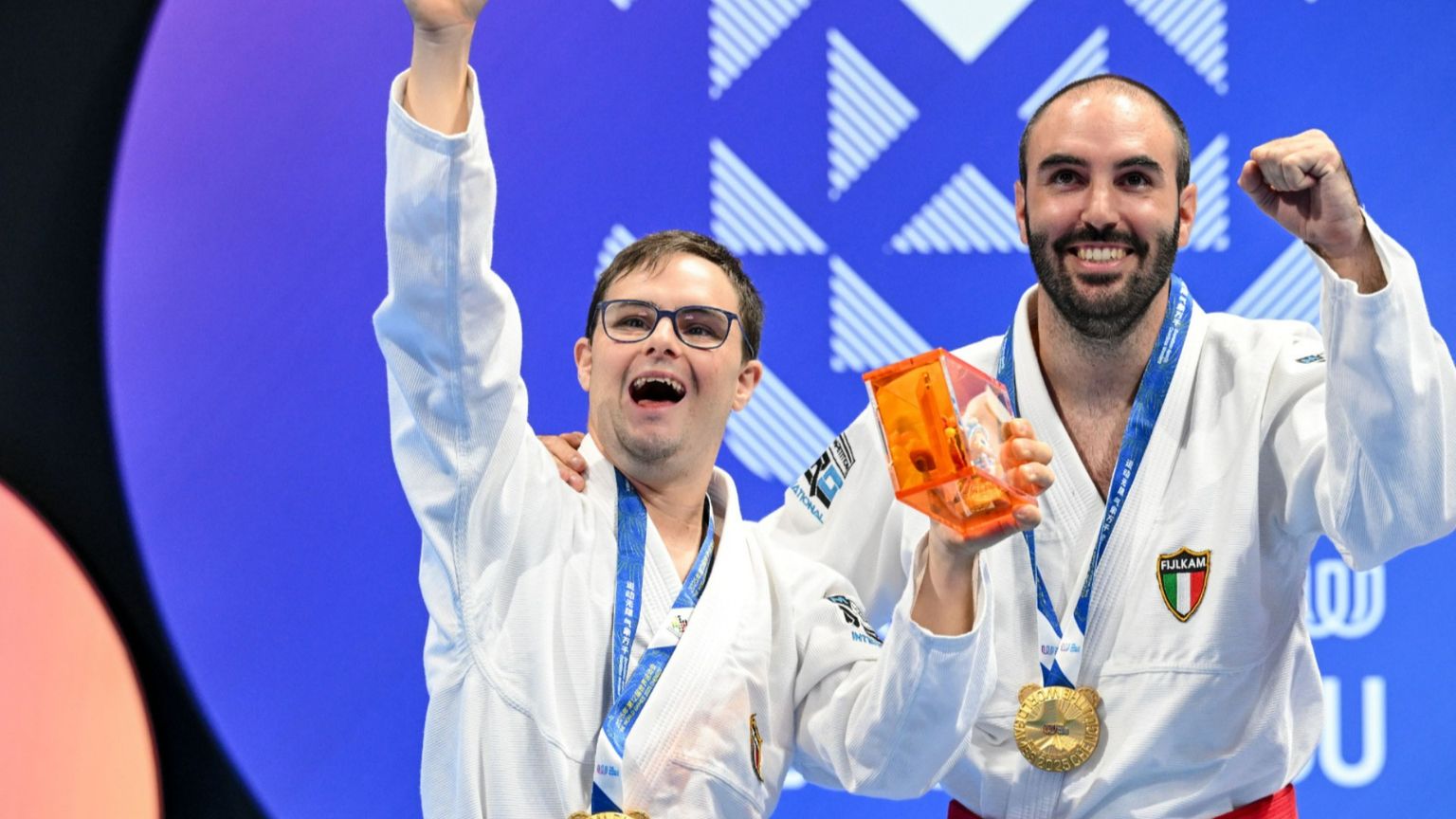 Pietro (a sinistra) e Giovanni Napoli ai recenti World Games di Chengdu in Cina, con la medaglia d’oro vinta nella gara di para ju-jitsu. I due fratelli sono inseparabili