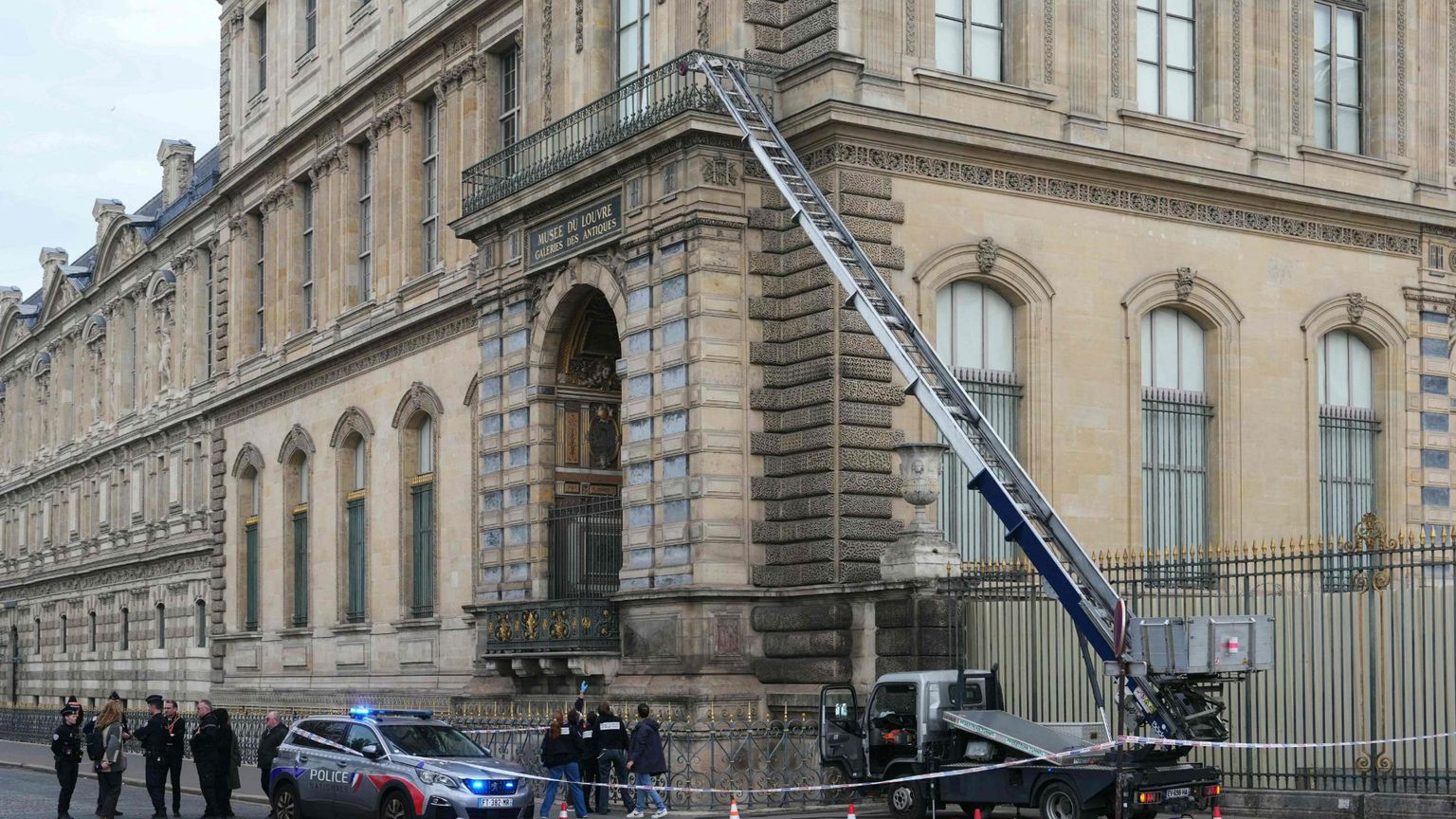 Il montacarichi con cui i ladri sono entrati nel museo del Louvre