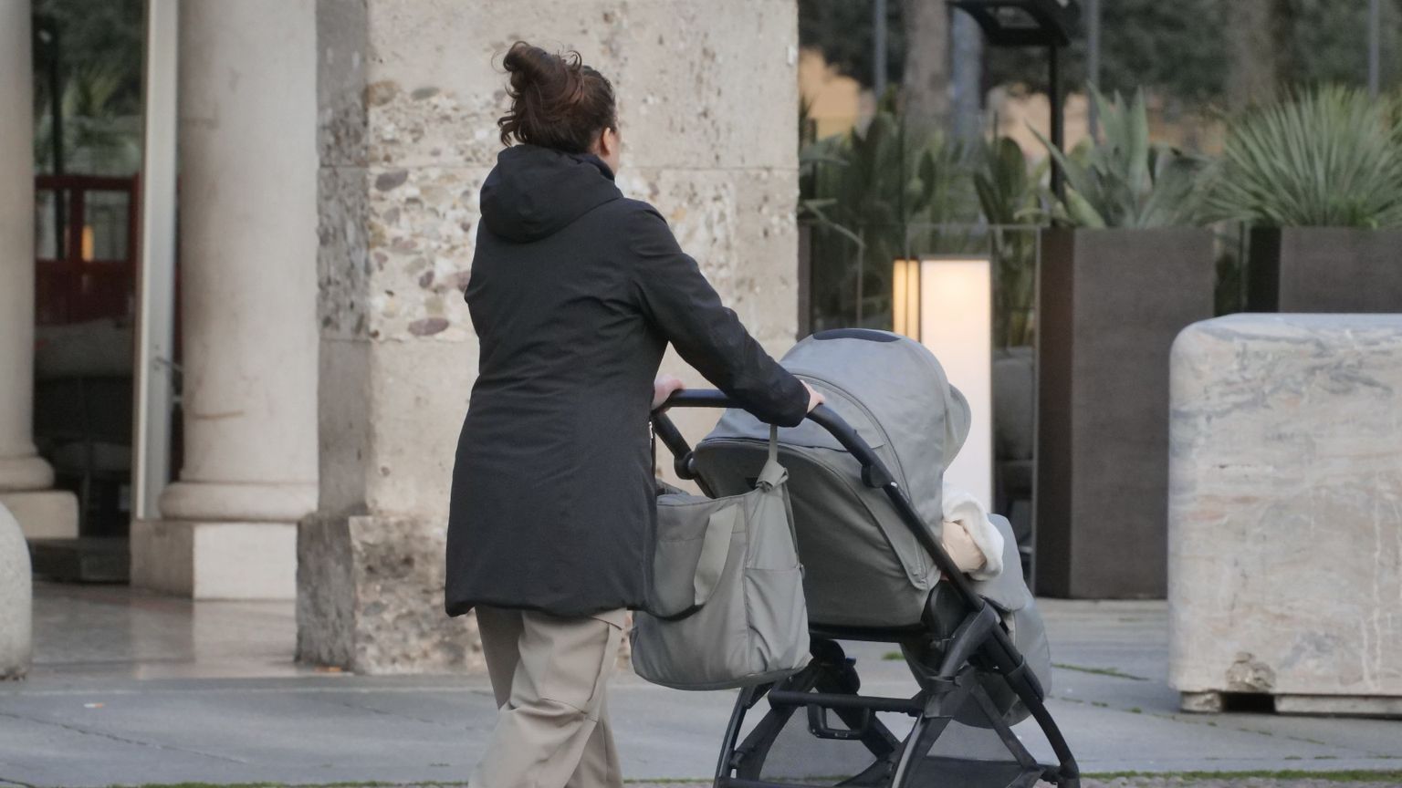 Una mamma con il suo bimbo nel passeggino