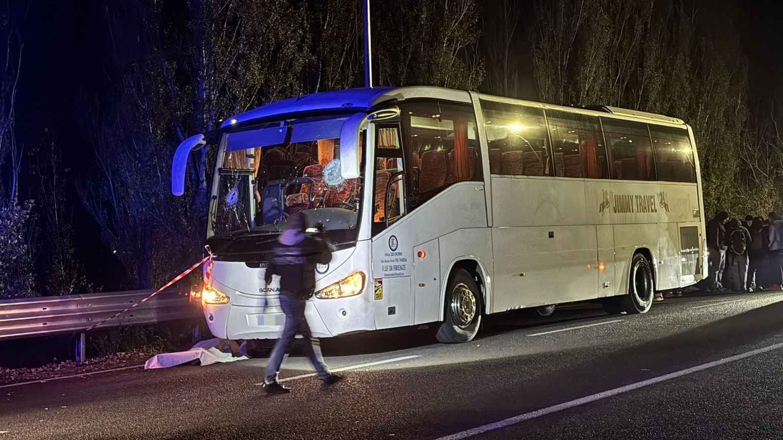 l pullman preso d'assalto da alcuni tifosi tifosi della Sebastiani Basket di Rieti lungo la superstrada Rieti-Terni, all'altezza dello svincolo di Contigliano