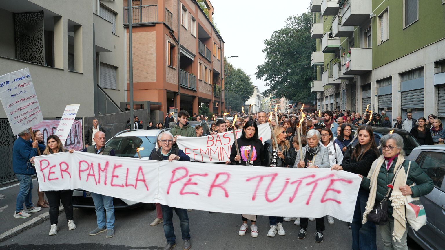 Femminicidio, fiaccolata per Pamela a Milano. "Uomini aiutateci a fermare la violenza"