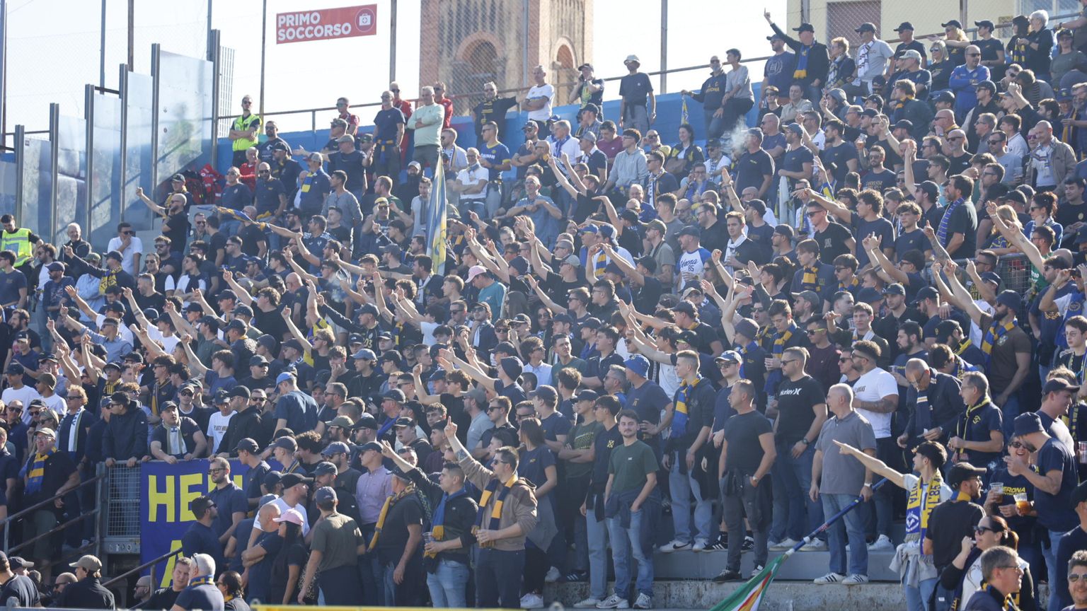 La Curva ospiti dell'Arena Garibaldi: gli ultrà dell'Hellas Verona sono stati protagonisti di scontri con la Polizia prima della partita (Ansa)