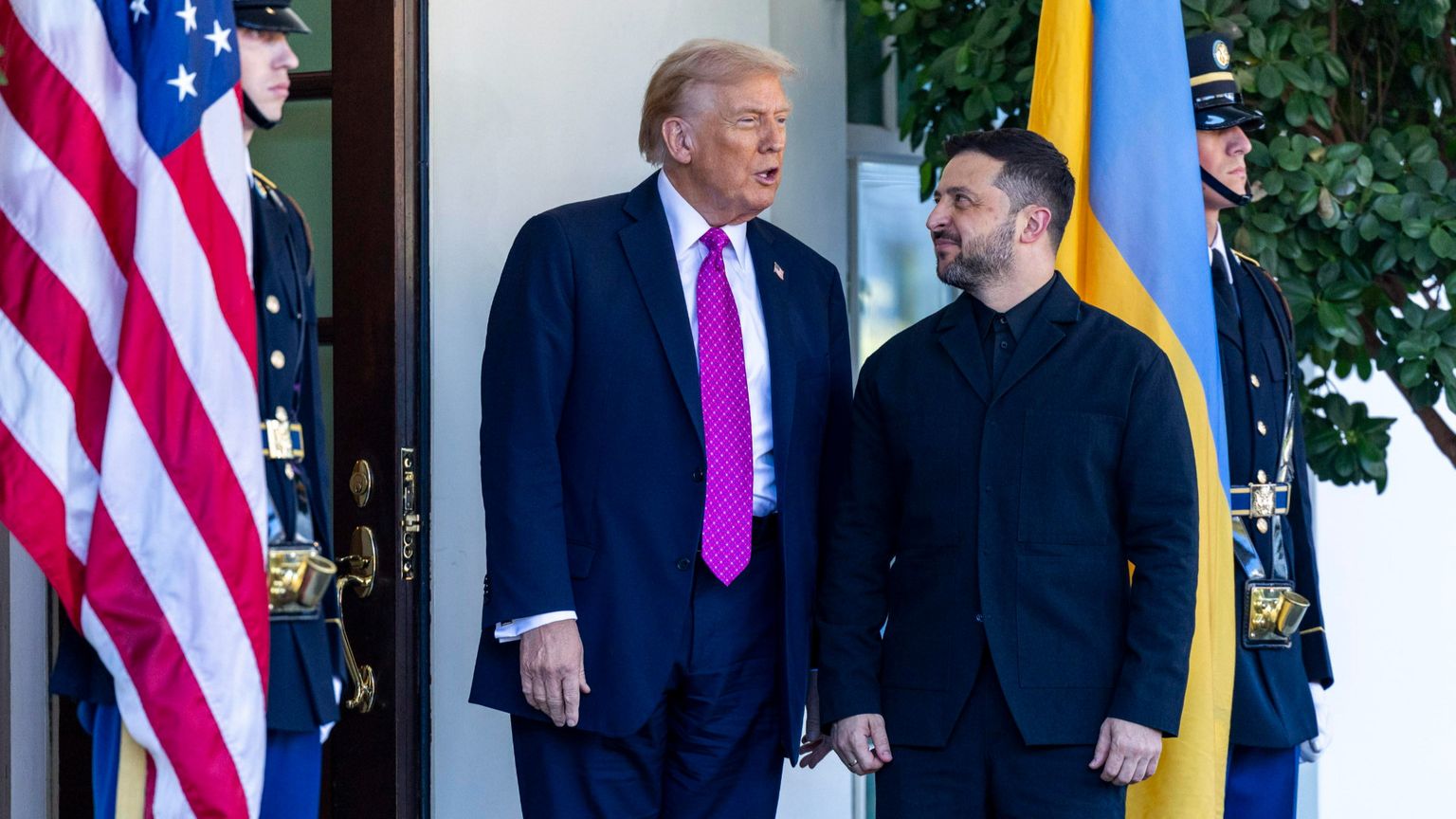 Trump accanto a Zelensky