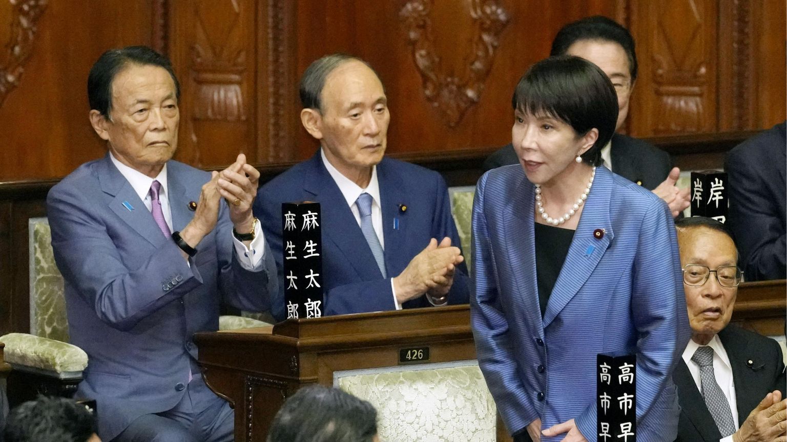 Sanae Takaichi, presidente del Partito Liberal Democratico al governo, riceve gli applausi dopo essere stata eletta prima donna primo ministro del Giappone