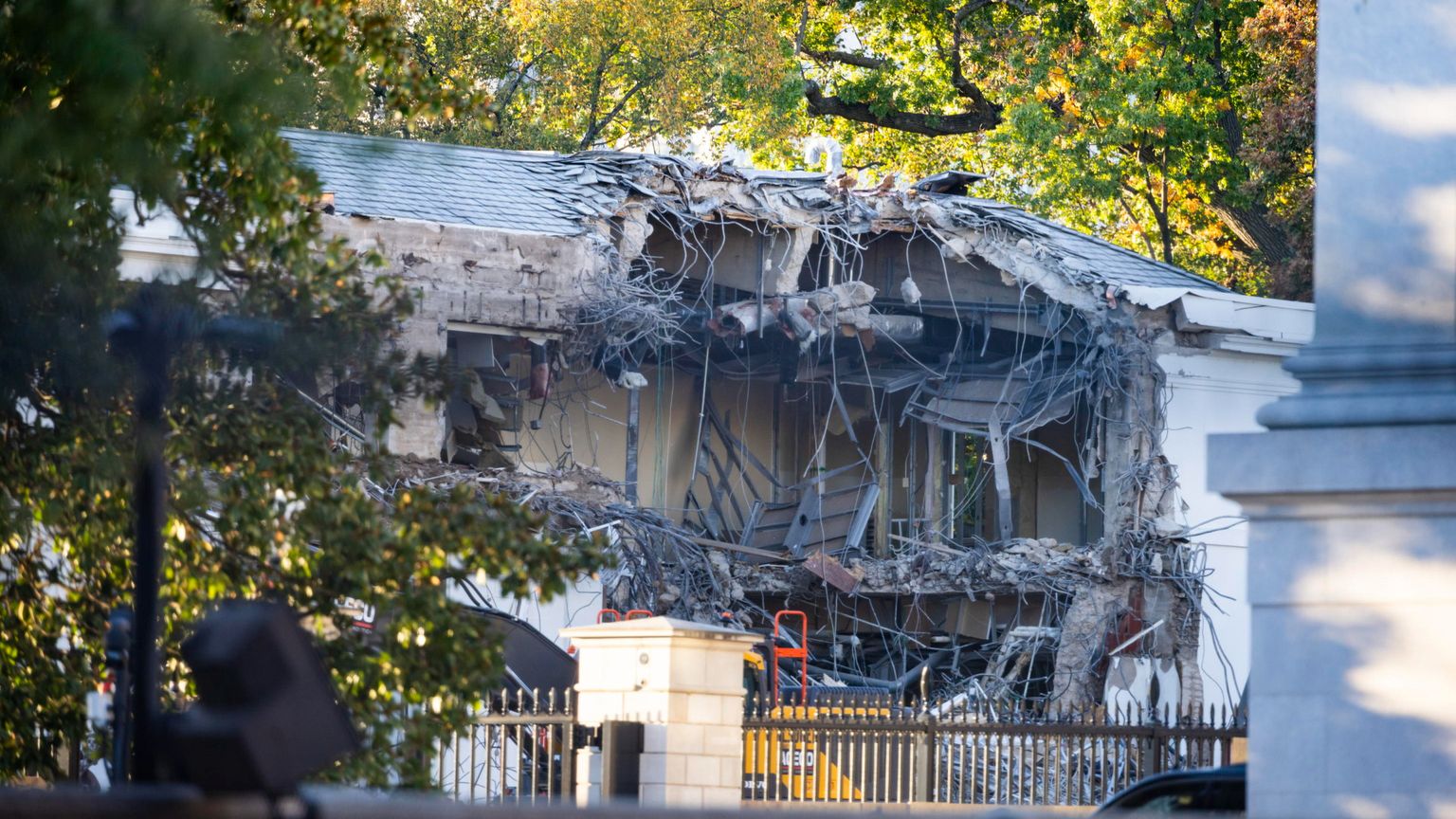 Demolita un’ala della Casa Bianca: nascerà la sala da ballo di Trump