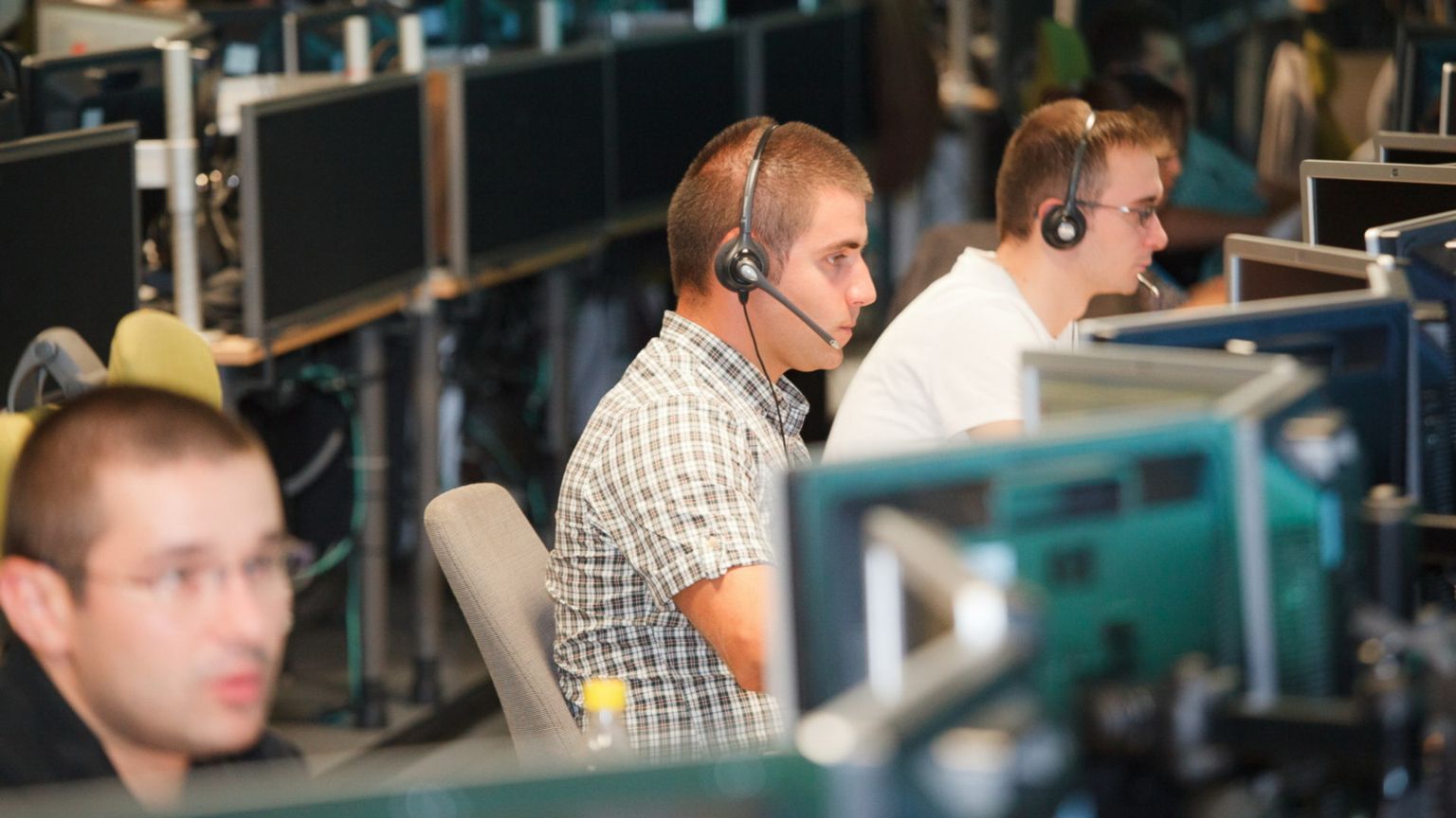 Giovani al lavoro in un'impresa digitale