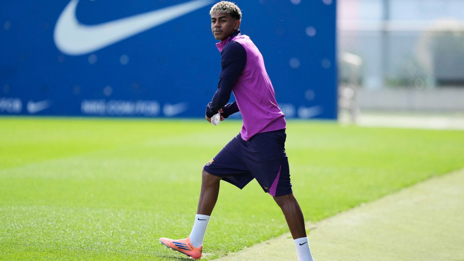 L'immagine rappresenta il calciatore Lamine Yamal sul campo durante un allenamento