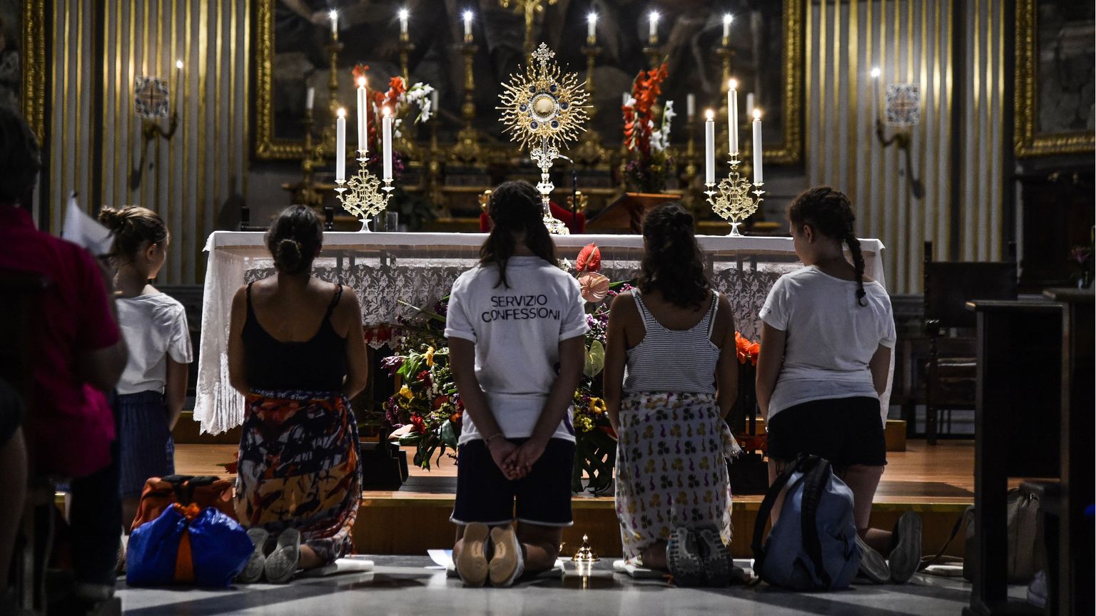 L'adorazione durante l'incontro dei giovani italiani con papa Francesco in preparazione al Sinodo