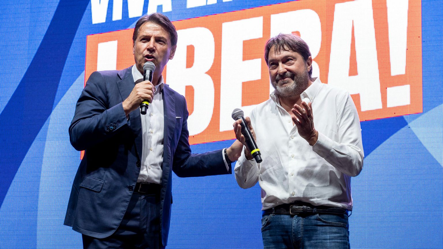 Giuseppe Conte e Sigfrido Ranucci sul palco della manifestazione di Roma