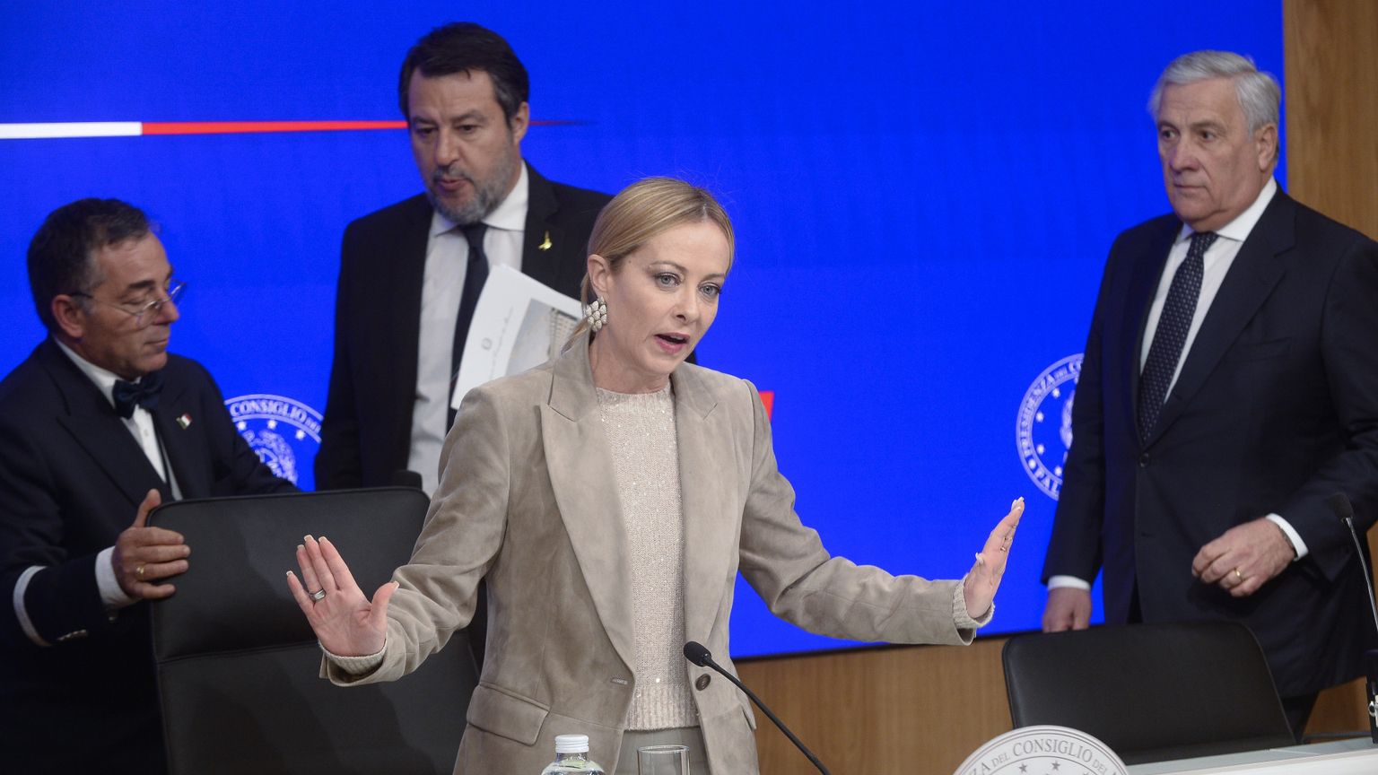 La conferenza stampa al termine del Consiglio dei Ministri sulla manovra. Nella foto: Giorgia Meloni, Matteo Salvini e Antonio Tajani