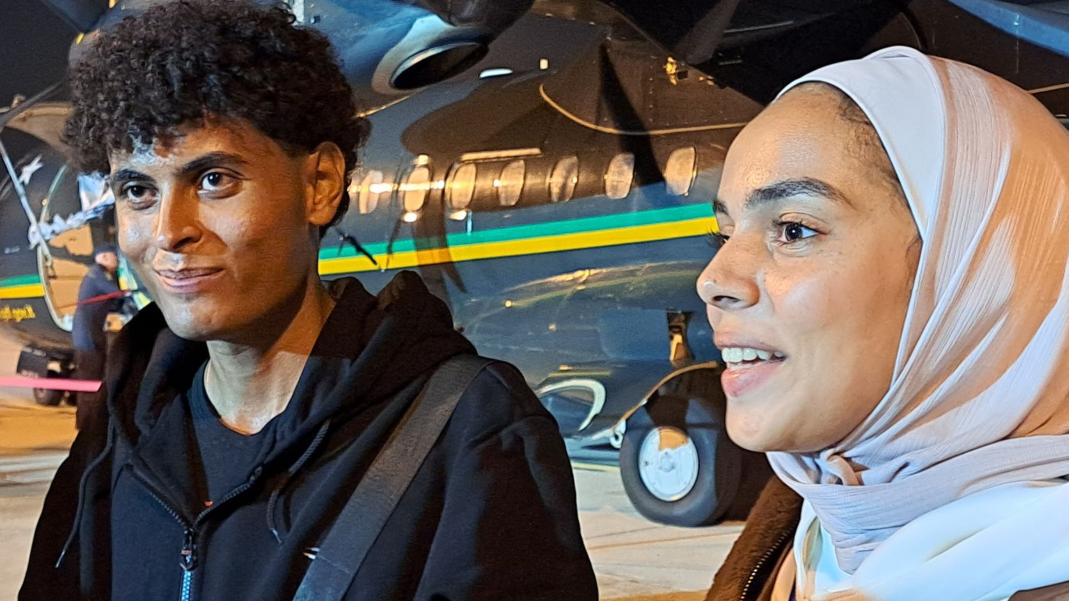 Due ragazzi provenienti da Gaza appena sbarcati dall'aereo che li ha portati in Italia