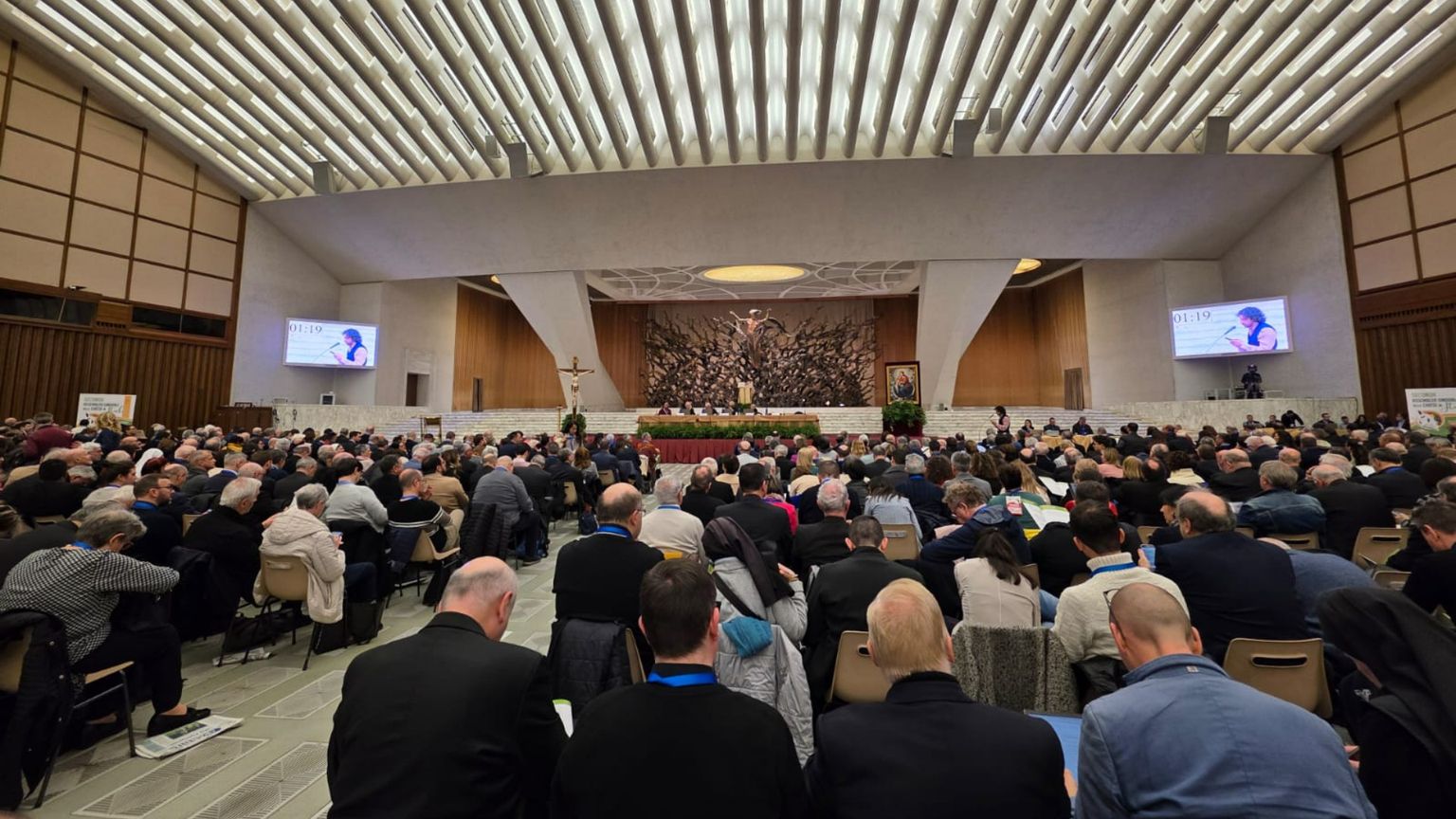 I partecipanti alla Seconda Assemblea Sinodale delle Chiese in Italia in Aula Nervi, di spalle