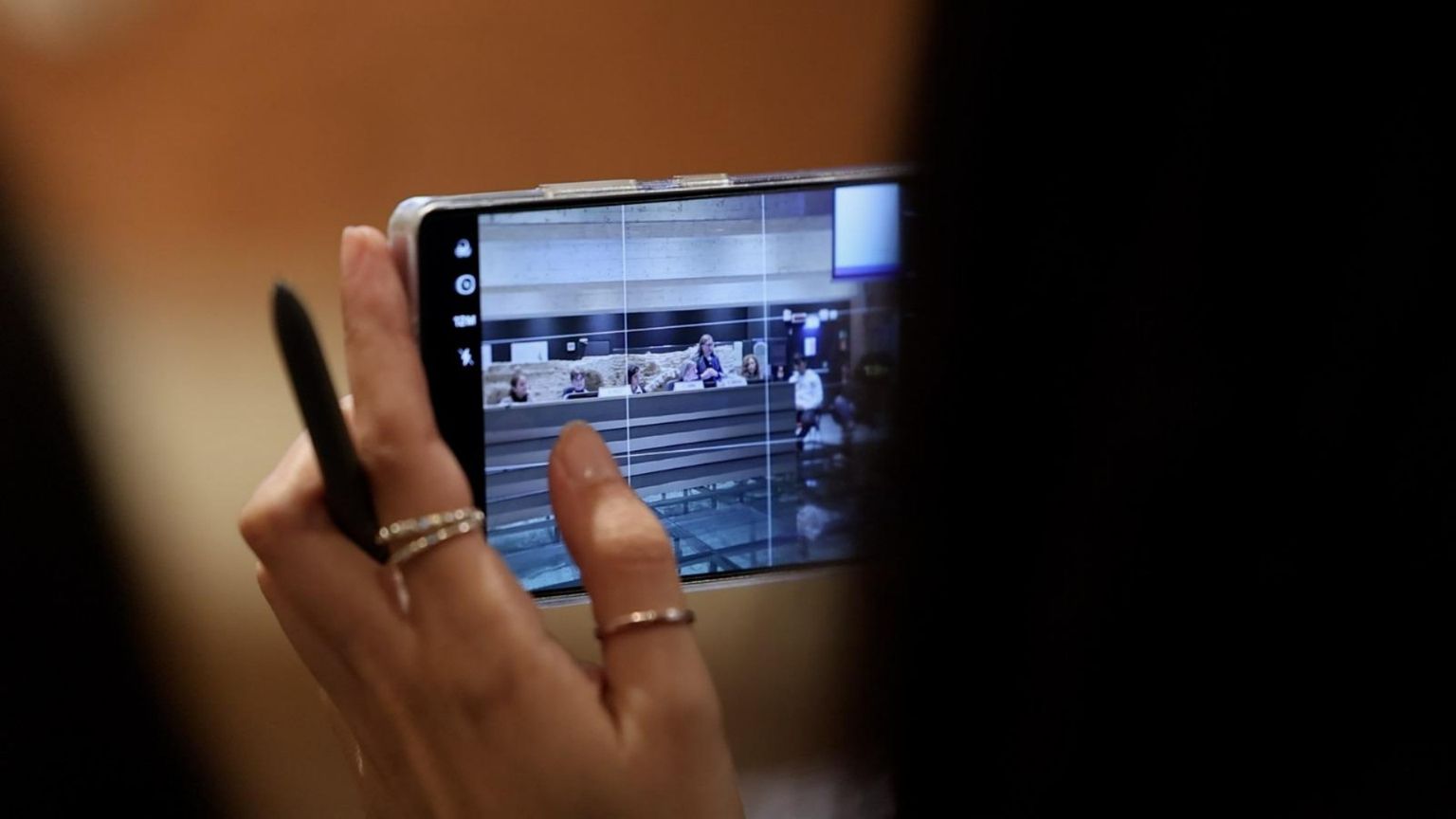 Uno dei giovani in Università Cattolica durante la presentazione dell'indagine del Cremit