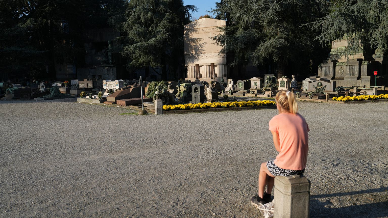 Una bambina al Cimitero Monumentale di Milano