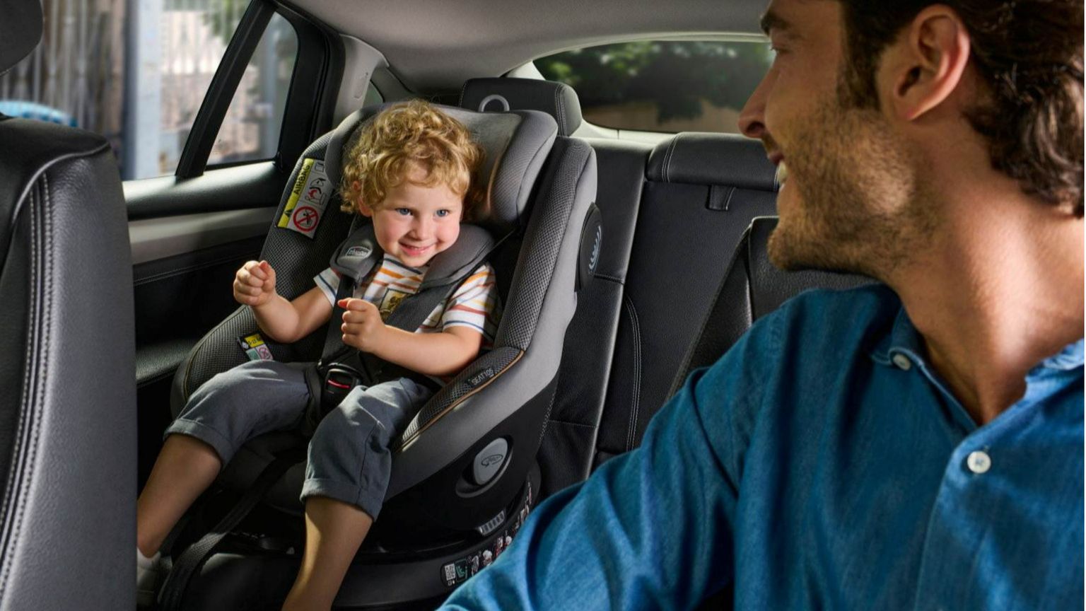 Bambini in auto: la metà degli adulti li fa viaggiare pericolosamente