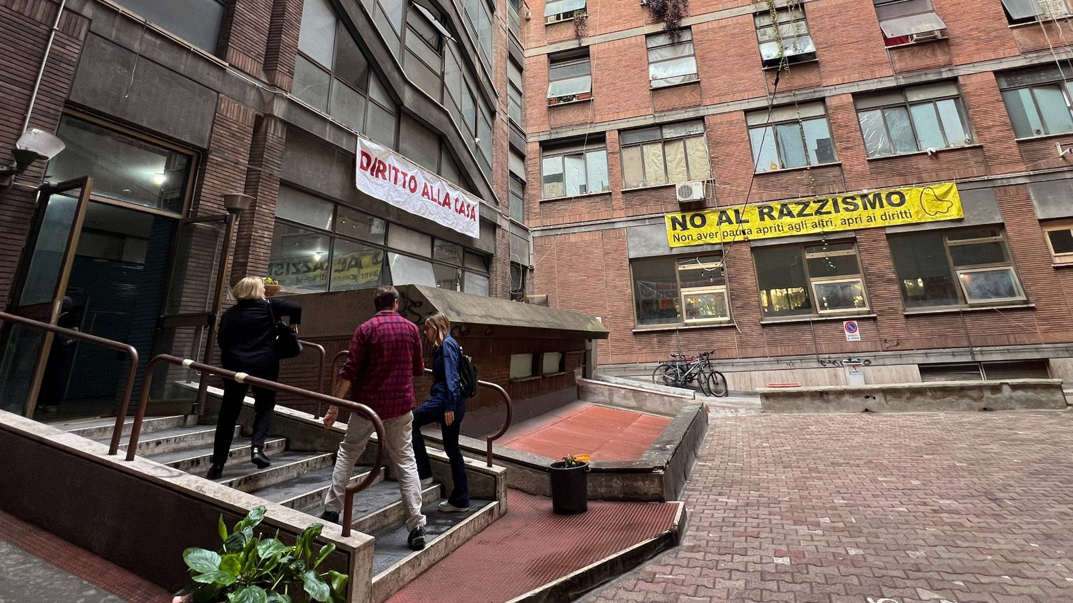 Viaggio fra gli esclusi nel palazzo occupato. «Riscatto e giustizia per il Giubileo»