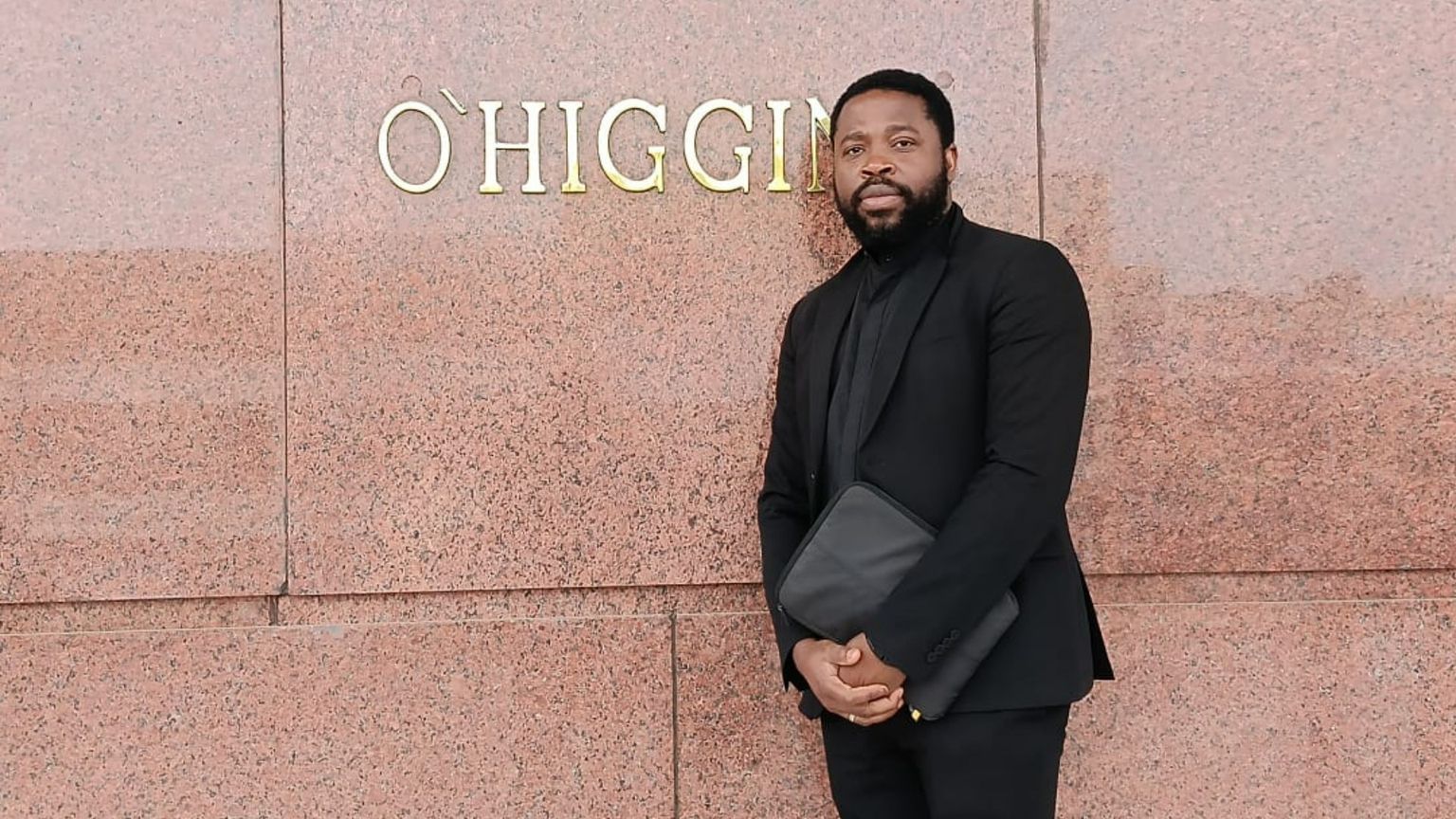 Una fotografia di padre Jean Gaby Louis, prete haitiano in servizio in Cile