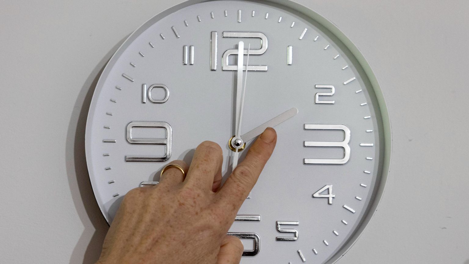 Torna l'ora solare, vantaggi o svantaggi?