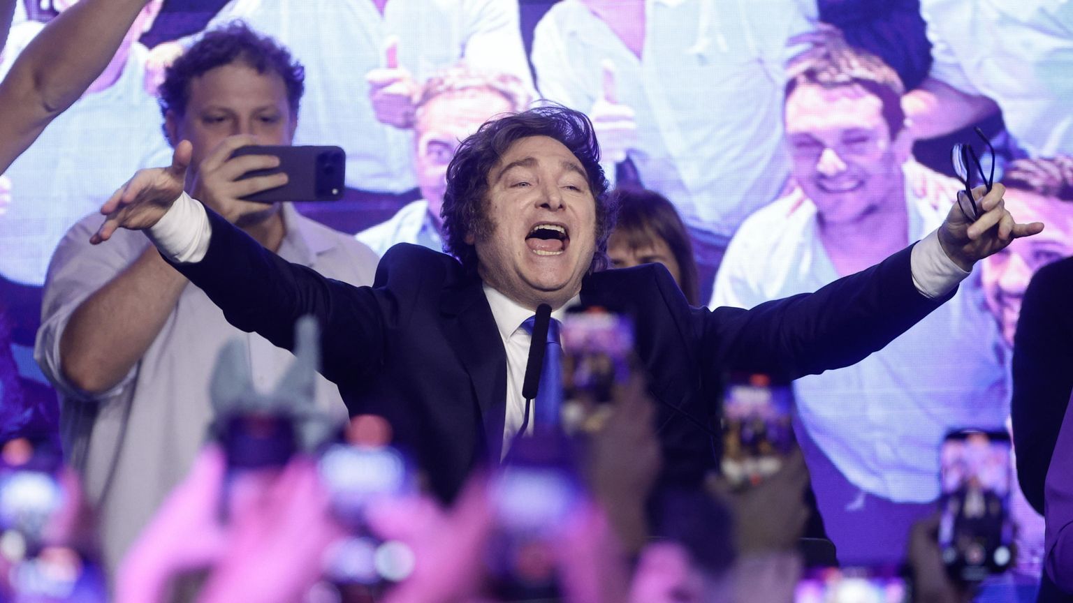 Il presidente argentino Javier Milei celebra la vittoria del suo partito alle elezioni legislative di metà mandato