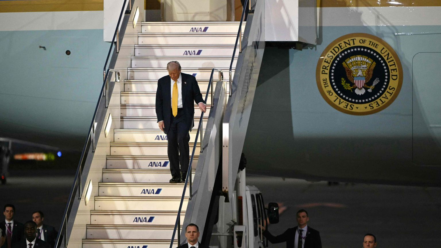 Il presidente Usa Donald Trump sbarca in Giappone