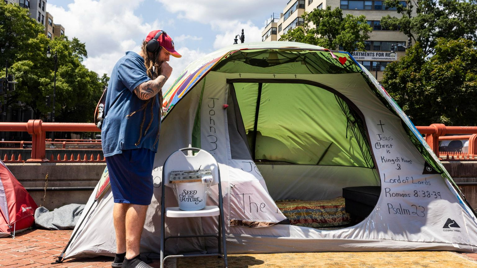 Record di senza dimora negli Usa: le ruspe spianano le tendopoli